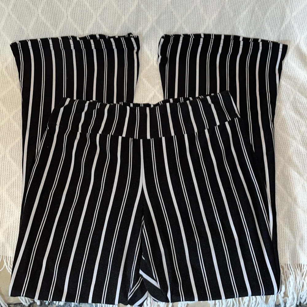 NWOT No Boundaries Black & White Striped pants. Wide bottom. Size 2X. (19). - Picture 2 of 4